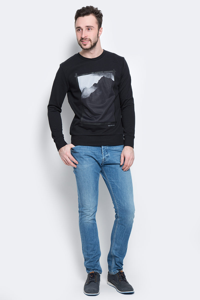 Свитшот мужской Calvin Klein Jeans, цвет: черный. J30J301352_0990. Размер S (46)J30J301352_0990 Свитшот мужской Calvin Klein Jeans, цвет: черный. J30J301352_0990. Размер S (46)J30J301352_0990Стильный мужской свитшот Calvin Klein Jeans, изготовленный из высококачественного натурального хлопка, мягкий и приятный на ощупь, не сковывает движений и обеспечивает наибольший комфорт. Материал на основе хлопка великолепно пропускает воздух, позволяя коже дышать, и обладает высокой гигроскопичностью.Модель с круглым вырезом горловины и длинными рукавами оформлена оригинальным принтом и надписью Calvin Klein Jeans спереди. Манжеты рукавов, горловина и низ изделия дополнены трикотажными резинками. Внутренняя сторона модели выполнена с петельками.