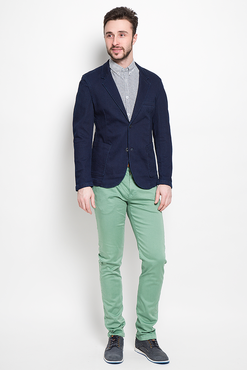 Пиджак мужской Tom Tailor Denim, цвет: темно-синий. 3922414.62.12_1098. Размер M (48)3922414.62.12_1098 Пиджак мужской Tom Tailor Denim, цвет: темно-синий. 3922414.62.12_1098. Размер M (48)3922414.62.12_1098Джинсовый мужской пиджак Tom Tailor Denim выполнен из хлопка с добавлением полиэстера и эластана.Пиджак с длинными рукавами и воротником с лацканами дополнен спереди двумя накладными карманами, на груди - прорезным кармашком, с внутренней стороны - прорезным карманом на кнопке. Низ рукавов украшен декоративными пуговицами. Спинка дополнена одной шлицей. Застегивается пиджак на две пуговицы.