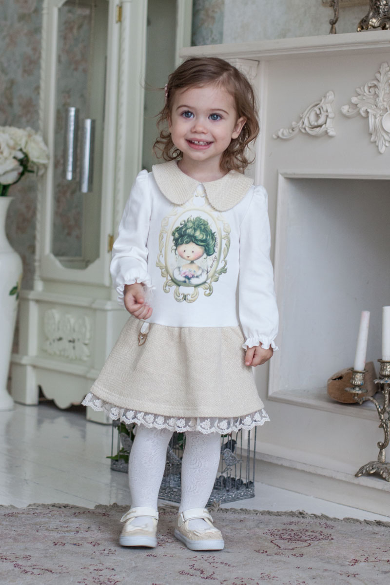 Платье для девочки Lucky Child Маленькая леди, цвет: молочный, золотой. 53-63. Размер 128/13453-63 Платье для девочки Lucky Child Маленькая леди, цвет: молочный, золотой. 53-63. Размер 128/13453-63Каждая девочка мечтает стать принцессой. Какая принцесса в своих фантазиях не будет представлять себя в прекрасном наряде? Позолоченный футер в сочетании с интерлоком (трикотажная ткань из 100% хлопка) обладает невероятной мягкостью и бережно заботится о детской коже. Небольшое присутствие золотой металлизированной нити (люрекса) добавляет особое благородство наряду. Сердечко, украшающее юбку, придает наряду праздничный блеск, рукава со сборками – элегантность. В платье от Lucky Child юная принцесса каждый день будет в центре внимания.
