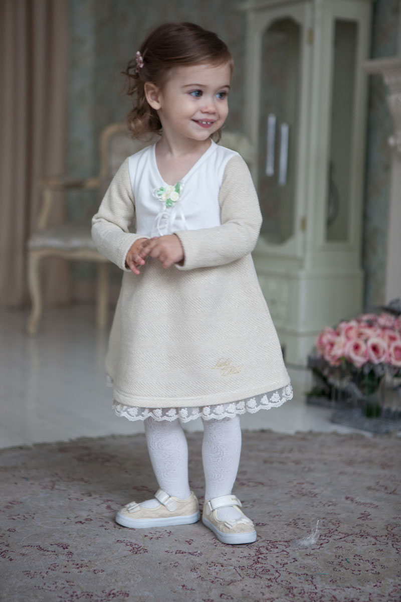 Платье для девочки Lucky Child Маленькая леди, цвет: молочный, золотой. 53-65. Размер 128/13453-65 Платье для девочки Lucky Child Маленькая леди, цвет: молочный, золотой. 53-65. Размер 128/13453-65Идеальное платье для юной леди – можно в этом наряде и в гости сходить, и дома быть нарядной. Светлый оттенок смотрится идеально на любом празднике и подходит любой маленькой леди. Бутоньерки-розочки, молочное кружево по низу юбки и сборка по лифу добавляют наряду изысканность и торжественность. При пошиве этого платья использовались только натуральные ткани – интерлок и футер из 100% хлопка.
