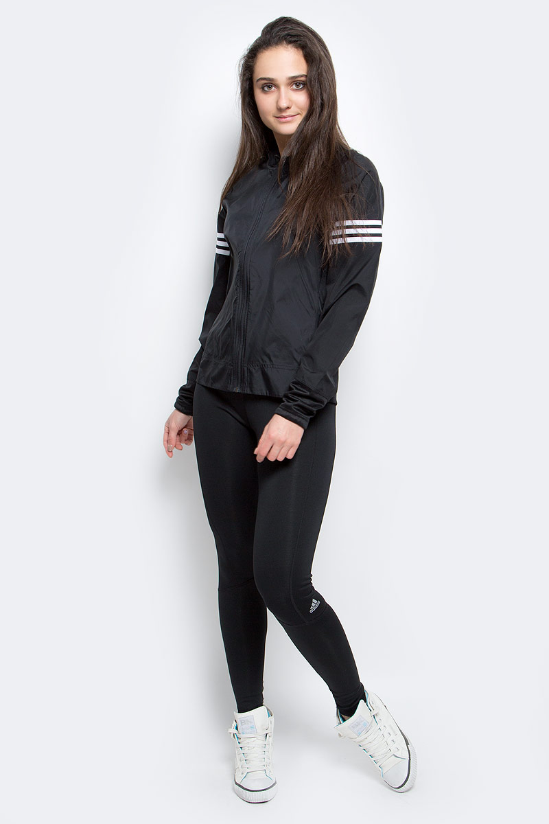 Ветровка для бега женская adidas Rs Wind Jck W, цвет: черный. AA5639. Размер L (48/50)AA5639 Ветровка для бега женская adidas Rs Wind Jck W, цвет: черный. AA5639. Размер L (48/50)AA5639Ветер больше не будет помехой. Эта женская ветровка с технологией climastorm прекрасно справится со стихией и поможет вам сохранить скорость и результативность. Модель с отверстиями для больших пальцев для лучшего сохранения тепла и светоотражающими деталями для безопасности в темное время суток. Застежка на молнию, воротник-стойка.Светоотражающие детали.