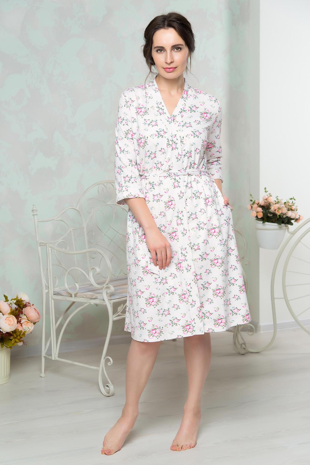Халат женский Mia Cara, цвет: молочный. AW16-MCUZ-850. Размер 50/52AW16-MCUZ-850 Халат женский Mia Cara, цвет: молочный. AW16-MCUZ-850. Размер 50/52AW16-MCUZ-850Женский халат Mia Cara изготовлен из высококачественного хлопка с добавлением элатана. Модель длины миди выполнена с поясом. Изделие оформлено цветочным принтом.