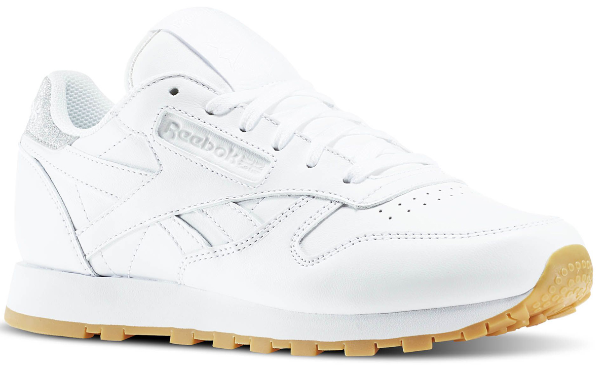 Кроссовки женские Reebok Cl Lthr Met Diamond, цвет: белый. BD4423. Размер 7 (37,5)BD4423 Кроссовки женские Reebok Cl Lthr Met Diamond, цвет: белый. BD4423. Размер 7 (37,5)BD4423Мягкая кожа была отличительной особенностью кроссовок Reebok Cl Lthr Met Diamond 1983 года. Эта модель сразу же полюбилась многим за комфорт, стиль и отличную функциональность. И неудивительно, что сегодня она получила второе дыхание. Данная модель сочетает в себе все достоинства классики с новым ярким дизайном. Верх из кожи для комфорта, поддержки и ретростиля. Низкий дизайн создает классический образ. Формованная промежуточная подошва из ЭВА обеспечивает оптимальную амортизацию и поддержку. Резиновая подошва обеспечивает хорошее сцепление с поверхностью.