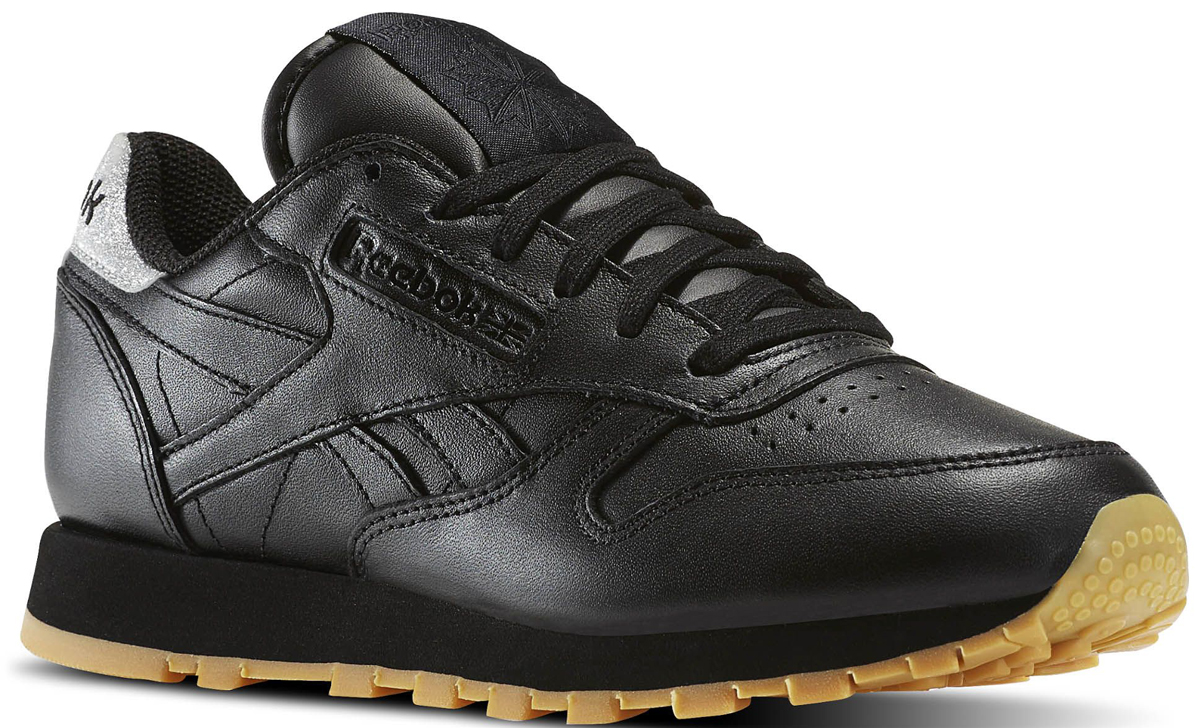 Кроссовки женские Reebok Cl Lthr Met Diamond, цвет: черный. BD4422. Размер 10 (42)BD4422 Кроссовки женские Reebok Cl Lthr Met Diamond, цвет: черный. BD4422. Размер 10 (42)BD4422Мягкая кожа была отличительной особенностью кроссовок Reebok Cl Lthr Met Diamond 1983 года. Эта модель сразу же полюбилась многим за комфорт, стиль и отличную функциональность. И неудивительно, что сегодня она получила второе дыхание. Данная модель сочетает в себе все достоинства классики с новым ярким дизайном. Верх из кожи для комфорта, поддержки и ретростиля. Низкий дизайн создает классический образ. Формованная промежуточная подошва из ЭВА обеспечивает оптимальную амортизацию и поддержку. Резиновая подошва обеспечивает хорошее сцепление с поверхностью.