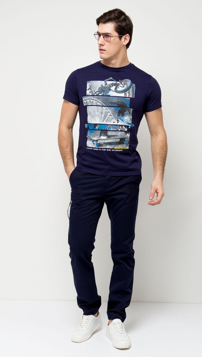 Футболка мужская Sela, цвет: темно-синий. Ts-411/094-7161. Размер XL (52)Ts-411/094-7161 Футболка мужская Sela, цвет: темно-синий. Ts-411/094-7161. Размер XL (52)Ts-411/094-7161Стильная мужская футболка полуприлегающего силуэта Sela изготовлена из натурального хлопка и оформлена оригинальным принтом с надписями. Воротник дополнен мягкой трикотажной резинкой.Яркий цвет модели позволяет создавать модные образы.