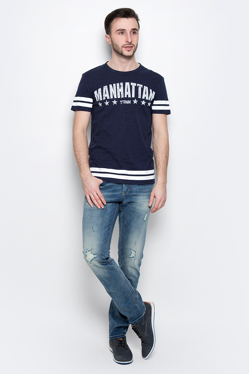 Футболка мужская Tom Tailor Denim, цвет: темно-синий. 1037074.02.12_6740. Размер XXL (54)1037074.02.12_6740 Футболка мужская Tom Tailor Denim, цвет: темно-синий. 1037074.02.12_6740. Размер XXL (54)1037074.02.12_6740Стильная мужская футболка Tom Tailor Denim выполнена из натурального хлопка. Материал очень мягкий и приятный на ощупь, обладает высокой воздухопроницаемостью и гигроскопичностью, позволяет коже дышать. Модель прямого кроя с круглым вырезом горловины и короткими рукавами дополнена на груди оригинальной надписью и дополнена по краям полосками.Такая модель подарит вам комфорт в течение всего дня и послужит замечательным дополнением к вашему гардеробу.