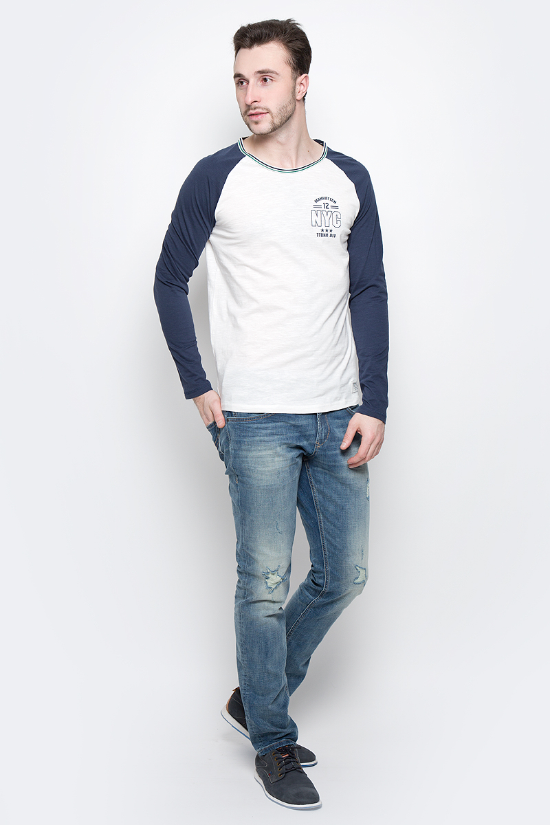 Лонгслив мужской Tom Tailor Denim, цвет: белый, темно-синий. 1037088.00.12_6740. Размер S (46)1037088.00.12_6740 Лонгслив мужской Tom Tailor Denim, цвет: белый, темно-синий. 1037088.00.12_6740. Размер S (46)1037088.00.12_6740Мужской лонгслив Tom Tailor Denim изготовлен из натурального хлопка. Материал изделия очень мягкий и приятный на ощупь, не сковывает движения.Модель с круглым вырезом горловины и длинными рукавами-реглан оформлена спереди оригинальным принтом. Вырез горловины дополнен оригинальной окантовкой.
