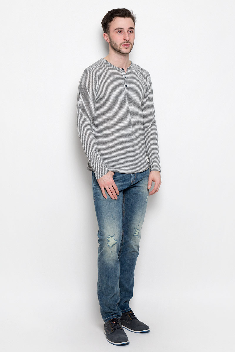 Лонгслив мужской Tom Tailor Denim, цвет: серый. 1037085.00.12_2607. Размер M (48)1037085.00.12_2607 Лонгслив мужской Tom Tailor Denim, цвет: серый. 1037085.00.12_2607. Размер M (48)1037085.00.12_2607Мужской лонгслив Tom Tailor Denim с круглым вырезом горловины и длинными рукавами изготовлен из полиэстера с добавлением хлопка. Лонгслив застегивается на пуговицы на груди. Модель оформлена принтом в узкую полоску.