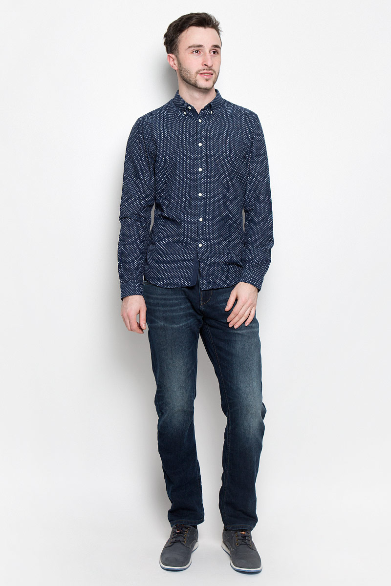 Рубашка мужская Tom Tailor Denim, цвет: темно-синий. 2033023.00.12_6740. Размер XXL (54)2033023.00.12_6740 Рубашка мужская Tom Tailor Denim, цвет: темно-синий. 2033023.00.12_6740. Размер XXL (54)2033023.00.12_6740Стильная мужская рубашка Tom Tailor Denim выполнена из 100% хлопка. Модель с отложным воротником и длинными рукавами по всей длине застегивается на пуговицы. Оформлено изделие оригинальным принтом.