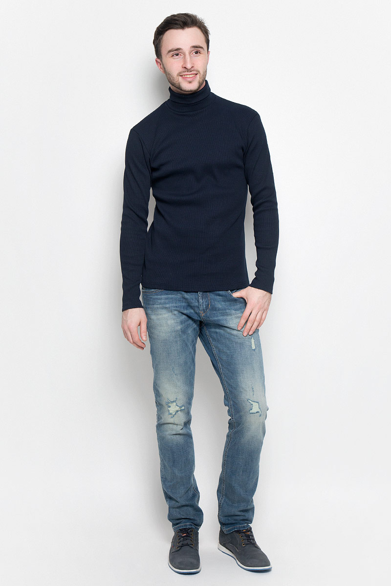 Водолазка мужская Rocawear, цвет: темно-синий. R0416S44. Размер М (48)R0416S44 Водолазка мужская Rocawear, цвет: темно-синий. R0416S44. Размер М (48)R0416S44Мужская водолазка Rocawear с длинными рукавами и воротником-гольф выполнена из эластичного хлопка. Изделие связано мелкой резинкой, благодаря чему великолепно тянется и превосходно садится по фигуре.
