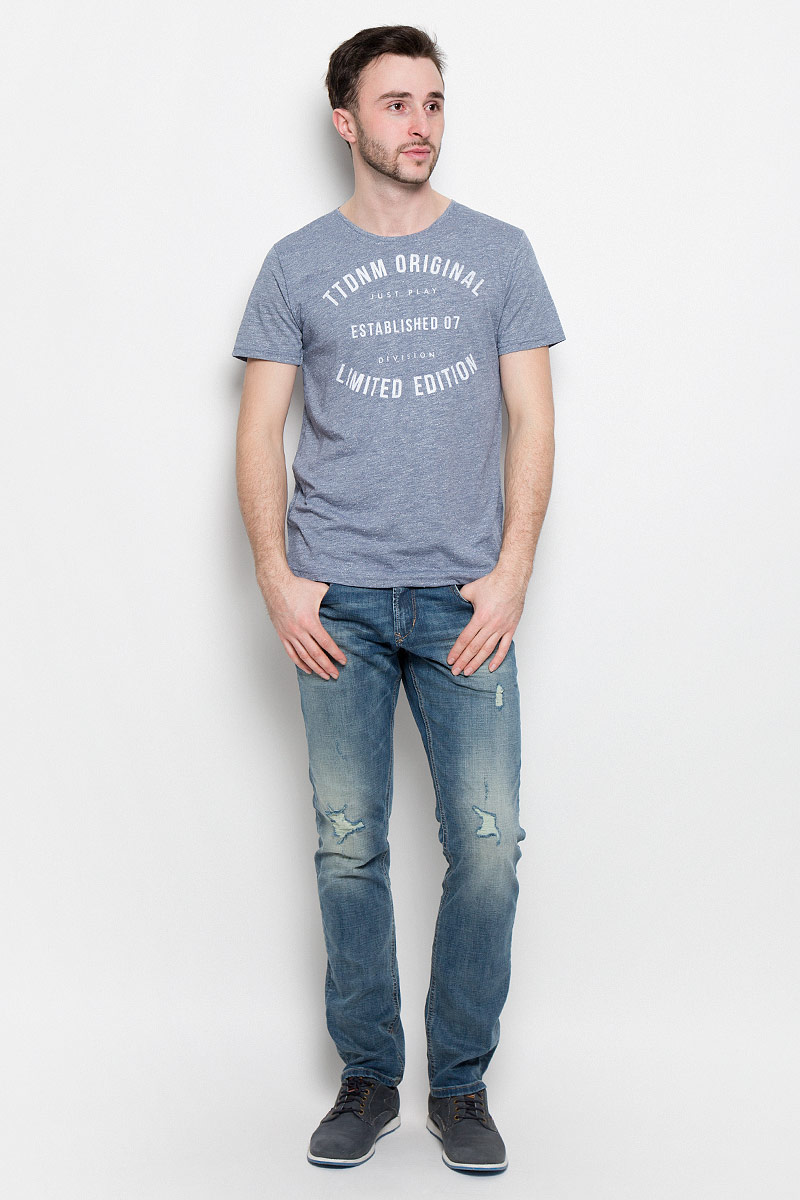 Футболка мужская Tom Tailor Denim, цвет: синий. 1036927.09.12_6576. Размер XXL (54)1036927.09.12_6576 Футболка мужская Tom Tailor Denim, цвет: синий. 1036927.09.12_6576. Размер XXL (54)1036927.09.12_6576Мужская футболка Tom Tailor Denim с короткими рукавами и круглым вырезом горловины выполнена из полиэстера с добавлением вискозы и хлопка. Футболка украшена принтом с контрастной надписью на английском языке.
