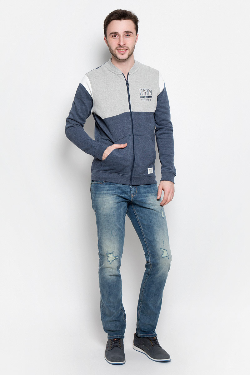Толстовка мужская Tom Tailor Denim, цвет: темно-синий, серый. 2531008.00.12_6740. Размер M (48)2531008.00.12_6740 Толстовка мужская Tom Tailor Denim, цвет: темно-синий, серый. 2531008.00.12_6740. Размер M (48)2531008.00.12_6740Мужская толстовка Tom Tailor Denim изготовлена из натурального хлопка с добавлением полиэстера. Внутренняя сторона изделия выполнена с небольшим начесом.Модель с воротником-стойкой и длинными рукавами застегивается спереди на молнию. Толстовка дополнена двумя накладными карманами и фирменной нашивкой с надписями.