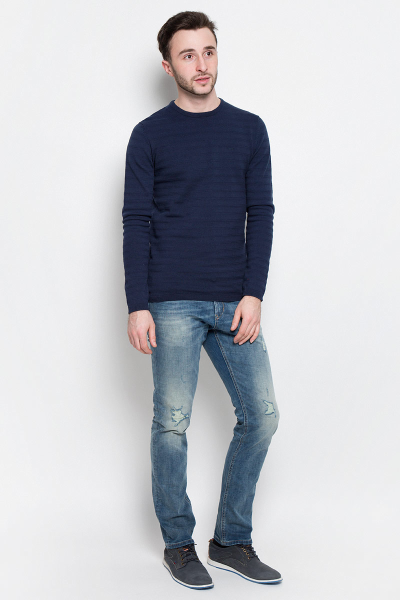 Джемпер мужской Tom Tailor Denim, цвет: темно-синий. 3022486.00.12_6740. Размер XXL (54)3022486.00.12_6740 Джемпер мужской Tom Tailor Denim, цвет: темно-синий. 3022486.00.12_6740. Размер XXL (54)3022486.00.12_6740Стильный мужской джемпер Tom Tailor Denim выполнен из натурального хлопка. Модель с круглым вырезом горловины и длинными рукавами. Манжеты рукавов, горловина и низ изделия связаны резинкой. Дополнен джемпер фирменной нашивкой с надписями.