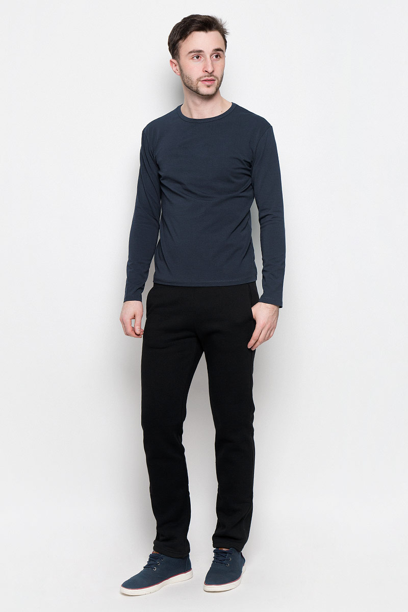 Брюки спортивные мужские Rocawear, цвет: черный. R0416B40. Размер S (46)R0416B40 Брюки спортивные мужские Rocawear, цвет: черный. R0416B40. Размер S (46)R0416B40Мужские спортивные брюки Rocawear идеально подойдут для активного отдыха или занятий спортом в холодное время года.Модель прямого кроя, изготовленная из натурального хлопка с добавлением полиэстера, приятная на ощупь, не сковывает движения и хорошо пропускает воздух. Внутренняя сторона выполнена с теплым начесом.Брюки на талии дополнены широкой эластичной резинкой. Спереди расположены два втачных кармана.