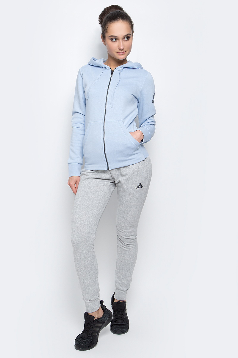 Толстовка женская Adidas Ess Solid Fz Hd, цвет: голубой. B47311. Размер S (42/44)B47311 Толстовка женская Adidas Ess Solid Fz Hd, цвет: голубой. B47311. Размер S (42/44)B47311Женская спортивная толстовка Adidas Ess Solid Fz Hd изготовлена из хлопка с добавлением полиэстера.Модель с длинными рукавами и капюшоном застегивается на застежку-молнию спереди. Объем капюшона регулируется при помощи шнурка-кулиски. Толстовка дополнена двумя накладными карманами спереди. Изделие оформлено контрастным принтом с логотипом бренда на рукаве. Низ и рукава толстовки дополнены эластичными манжетами.