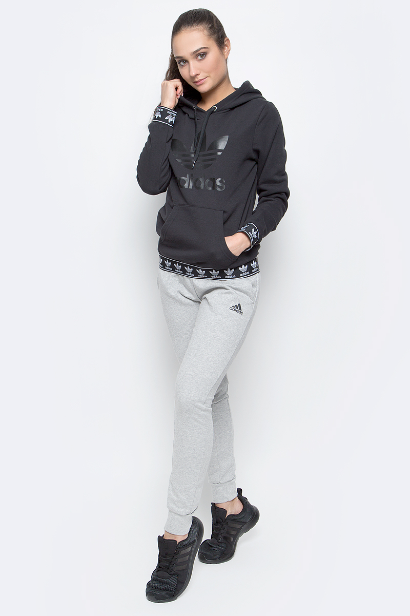 Толстовка женская adidas Logo, цвет: черный. BJ8307. Размер 34 (42)BJ8307 Толстовка женская adidas Logo, цвет: черный. BJ8307. Размер 34 (42)BJ8307Женская толстовка adidas Logo с длинными рукавами и капюшоном изготовлена из хлопка с добавлением полиэстера.Рукава и низ толстовки дополнены широкими эластичными манжетами с логотипом бренда. Объем капюшона регулируется при помощи шнурка-кулиски. Спереди расположен накладной карман-кенгуру. Толстовка украшена крупным принтом с изображением логотипа adidas на груди.
