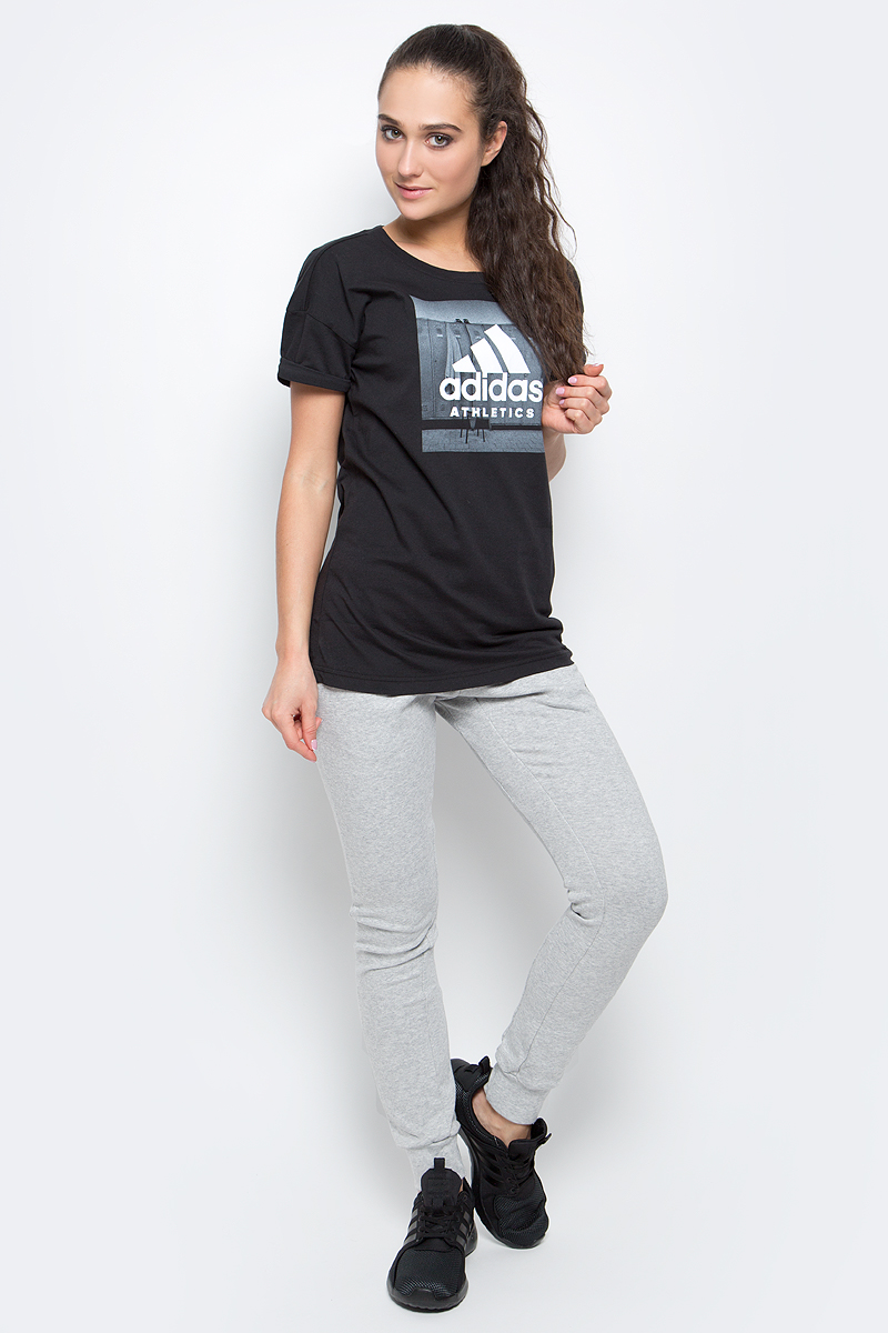Футболка женская adidas Category Ath, цвет: черный. BP8365. Размер L (48/50)BP8365 Футболка женская adidas Category Ath, цвет: черный. BP8365. Размер L (48/50)BP8365Женская футболка Category Ath от adidas выполнена из гладкого хлопкового трикотажа. Модель свободного кроя, рукава с подвернутыми манжетами в современном стиле. Изделие спереди оформлено графическим принтом.