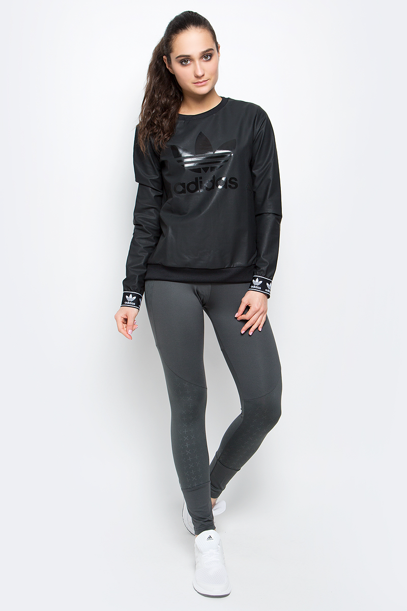 Свитшот женский adidas Crew Sweater, цвет: черный. BJ8291. Размер 32 (40/42)BJ8291 Свитшот женский adidas Crew Sweater, цвет: черный. BJ8291. Размер 32 (40/42)BJ8291Женский свитшот adidas Crew Sweater с длинными рукавами и круглым вырезом горловины имеет свободный крой. Свитшот изготовлен из полиэстера с добавлением хлопка и имеет покрытие из полиуретана. Низ и рукава изделия дополнены эластичными манжетами. Спереди свитшот украшен крупным блестящим принтом с логотипом бренда.