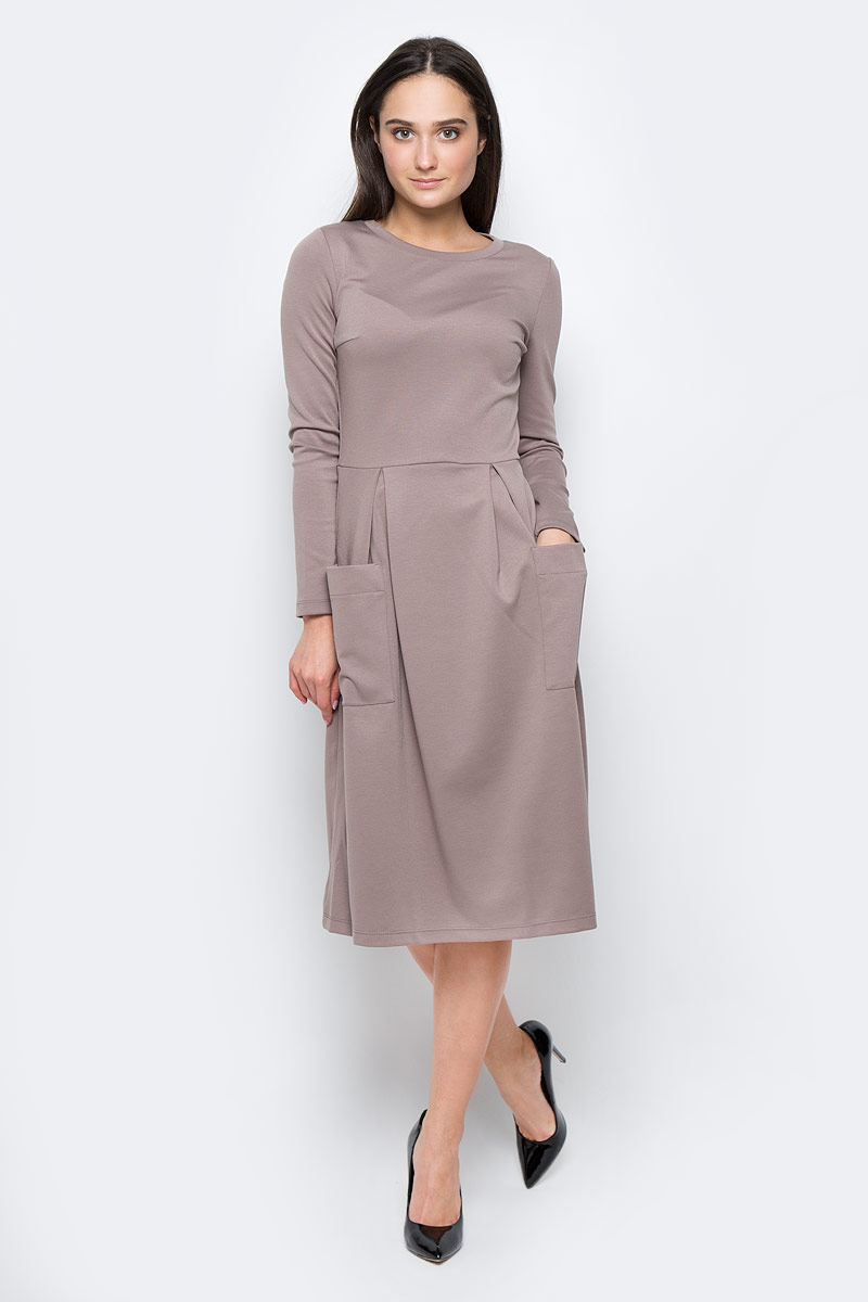 Платье Vittoria Vicci, цвет: тауп. VV-16-2837. Размер L (50)VV-16-2837 Платье Vittoria Vicci, цвет: тауп. VV-16-2837. Размер L (50)VV-16-2837Стильное платье Vittoria Vicci изготовлено из полиэстера и вискозы с добавлением эластана.Модель-миди приталенного кроя с круглым вырезом горловины и длинными рукавами дополнено спереди двумя накладными карманами.