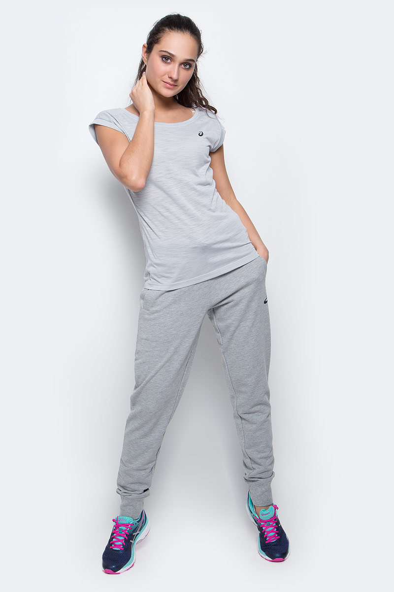 Футболка для фитнеса женская Asics Layering Top, цвет: серый. 136042-0718. Размер M (44/46)136042-0718 Футболка для фитнеса женская Asics Layering Top, цвет: серый. 136042-0718. Размер M (44/46)136042-0718Женская футболка Asics Layering Top выполнена из полиэстера с добавлением вискозы. Модель с короткими цельнокроеными рукавами и круглым вырезом горловины.Спереди футболка дополнена логотипом бренда. Технология Motion Dry позволяет выводить влагу, оставляя тело сухим и сохраняя его оптимальный температурный режим.