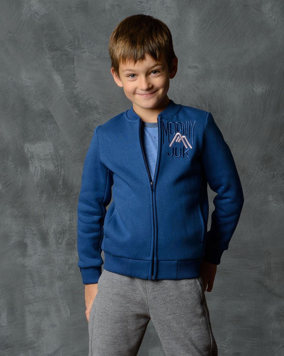 Толстовка для мальчика Modniy Juk, цвет: индиго. 20В00030502. Размер 32 (122)20В00030502/MJ_MOUNTAINS/ Толстовка для мальчика Modniy Juk, цвет: индиго. 20В00030502. Размер 32 (122)20В00030502/MJ_MOUNTAINS/Толстовка Modniy Juk изготовлена из высококачественной мягкой ткани. Модель полуприлегающего силуэта с длинными рукавами и воротником-стойкой застегивается на молнию. Низ изделия и манжеты рукавов выполнены из трикотажной резинки. Не стесняет движения. Яркая нашивка в стиле Modniy Juk.