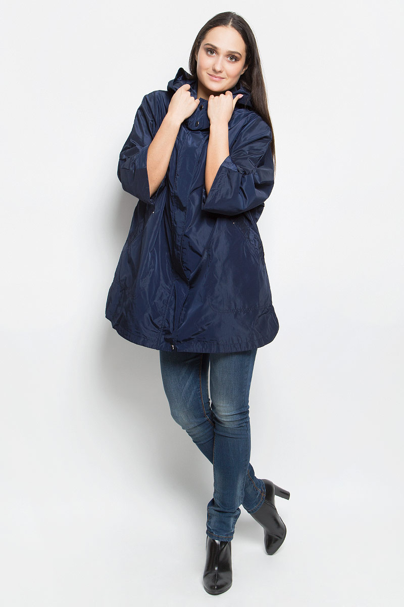 Ветровка женская Baon, цвет: темно-синий. B107106. Размер XXXXL (56)B107106_Dark Navy Ветровка женская Baon, цвет: темно-синий. B107106. Размер XXXXL (56)B107106_Dark NavyУдобная женская ветровка Baon c цельнокроеными рукавами 3/4 и отложным воротником выполнена из прочного полиэстера. Модель с водоотталкивающими свойствами застегивается на застежку-молнию спереди. Изделие имеет два втачных кармана спереди без застежек. Куртка оформлена капюшоном с передней ветровой планкой на кнопках, который пристегивается к куртке на молнию.
