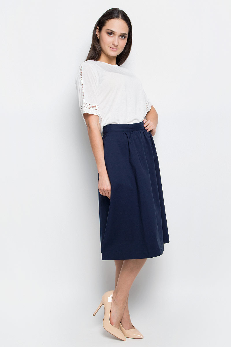 Юбка Baon, цвет: темно-синий. B477009. Размер M (46)B477009_Dark Navy Юбка Baon, цвет: темно-синий. B477009. Размер M (46)B477009_Dark NavyЮбка Baon выполнена из плотной драпирующейся ткани и оформлена сборкой на поясе. Модель застегивается на потайную застежку-молнию сзади. По бокам расположены прорезные карманы.
