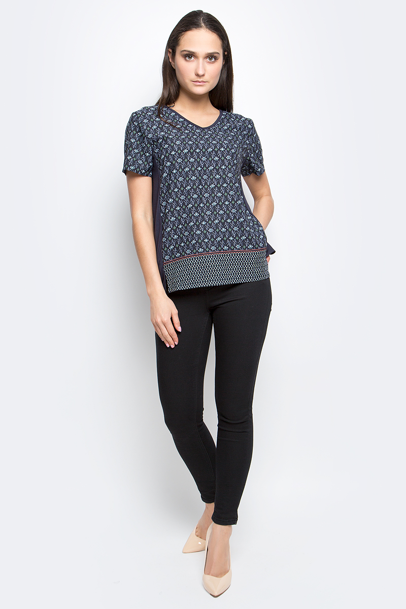 Блузка женская Baon, цвет: темно-синий. B237007. Размер L (48)B237007_Dark Navy Printed Блузка женская Baon, цвет: темно-синий. B237007. Размер L (48)B237007_Dark Navy PrintedЖенская блузка Baon выполнена из полиэстера с добавлением хлопка. Модель с V-образным вырезом горловины и короткими рукавами оформлена оригинальным принтом. Низ изделия дополнен боковыми разрезами. Спинка модели удлинена.