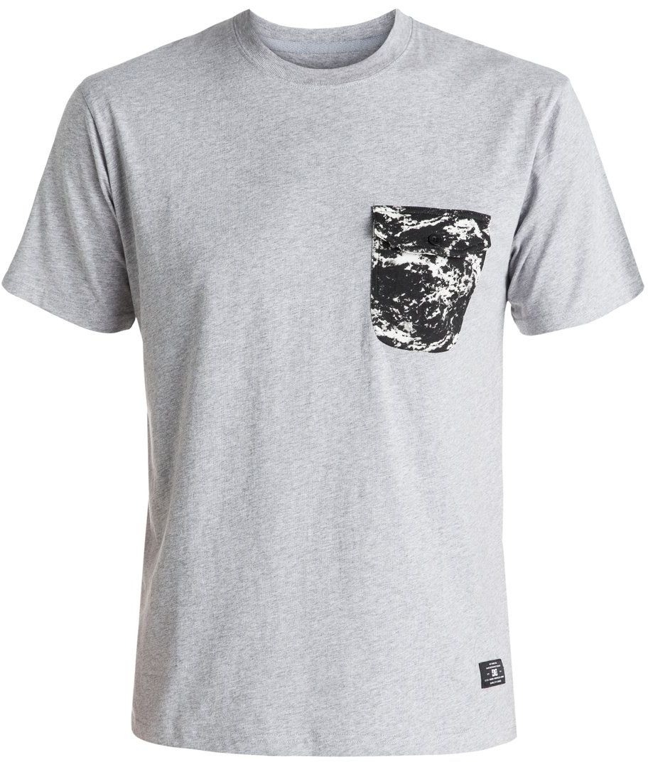 Футболка мужская DC Shoes, цвет: серый. EDYKT03323-KNFH. Размер XL (52/54)EDYKT03323-KNFH Футболка мужская DC Shoes, цвет: серый. EDYKT03323-KNFH. Размер XL (52/54)EDYKT03323-KNFHМужская футболка DC Shoes выполнена из 100% натурального хлопка. Модель классического стандартного кроя имеет круглый вырез горловины и короткие рукава. На груди расположен накладной кармашек, закрывающийся клапаном на пуговицу. Линия подола сзади слегка занижена, внизу имеются вентиляционные прорези с отделкой тесьмой с изнанки. Модель выполнена в однотонном дизайне, кармашек и подол дополнены оригинальным принтом.