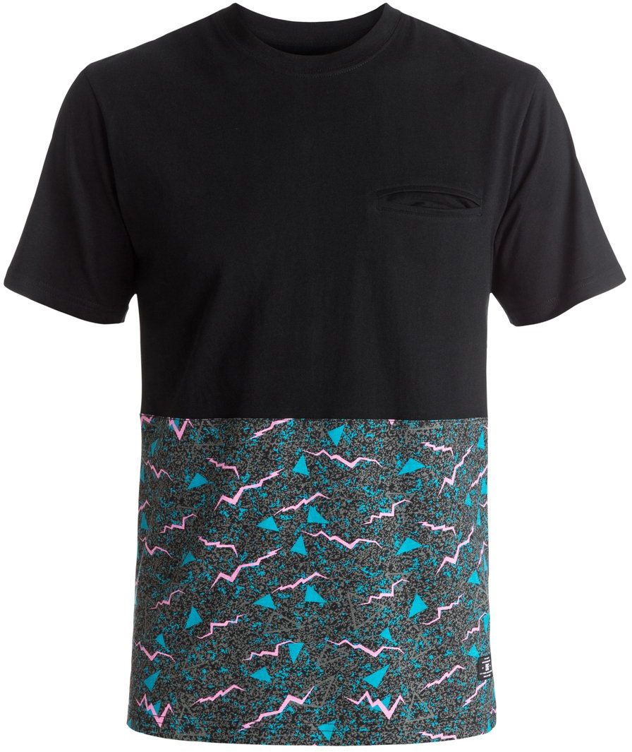 Футболка мужская DC Shoes, цвет: черный, бирюзовый, розовый. EDYKT03329-KVJ3. Размер XL (52/54)EDYKT03329-KVJ3 Футболка мужская DC Shoes, цвет: черный, бирюзовый, розовый. EDYKT03329-KVJ3. Размер XL (52/54)EDYKT03329-KVJ3Футболка мужская DC Shoes выполнена из 100% натурального хлопка. Модель стандартного кроя имеет круглый вырез горловины и короткие рукава. На груди расположен кармашек, линия подола сзади слегка занижена, внизу имеются вентиляционные прорези с отделкой тесьмой с изнанки. Нижняя часть футболки дополнена ярким рисунком.