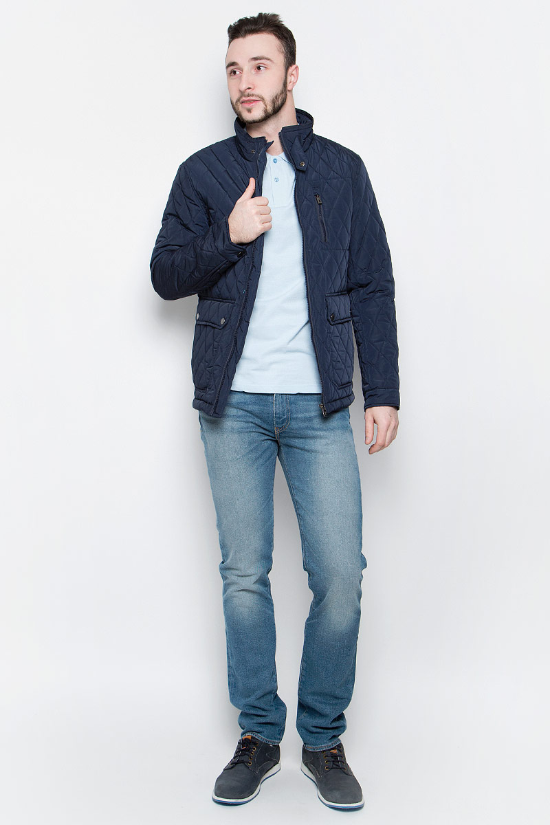 Куртка мужская Baon, цвет: темно-синий. B537017. Размер M (48)B537017_Deep Navy Куртка мужская Baon, цвет: темно-синий. B537017. Размер M (48)B537017_Deep NavyУдобная мужская куртка Baon выполнена из качественного водоотталкивающего и ветрозащитного материала, который защитит вас от дождя и ветра. Подкладка и утеплитель изготовлены из полиэстера. Модель с воротником-стойка и длинными рукавами застегивается на застежку-молнию с внутренней защитной планкой. Воротник и манжеты на рукавах дополнительно застегиваются на хлястики с кнопками. Спереди куртка оформлена двумя накладными карманами на кнопках и одним втачным кармашком на молнии, а внутренняя сторона имеет один накладной карман на пуговице и втачной на молнии. Изделие украшено стеганным узором и фирменной нашивкой с названием бренда.