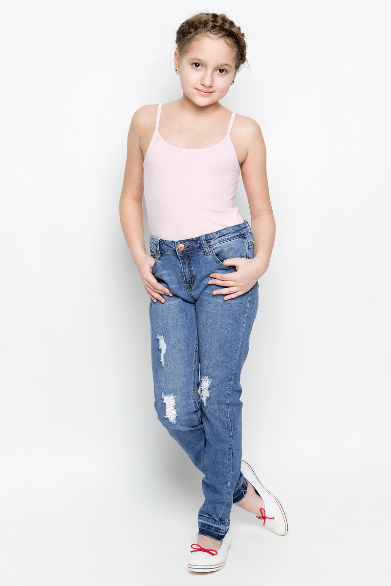 Джинсы для девочки Sela Denim, цвет: синий джинс. PJ-635/527-7151. Размер 140, 10 летPJ-635/527-7151 Джинсы для девочки Sela Denim, цвет: синий джинс. PJ-635/527-7151. Размер 140, 10 летPJ-635/527-7151Стильные джинсы для девочки Sela, изготовленные из хлопка с добавлением эластана, они необычайно мягкие и приятные на ощупь, не сковывают движения.Джинсы-слим, на талии застегиваются на металлическую пуговицу, также имеются шлевки для ремня и ширинка на металлической застежке-молнии. С внутренней стороны пояс регулируется резинкой на пуговицах. Модель спереди дополнена двумя карманами и одним маленьким кармашком, а сзади - двумянакладными карманами.Джинсы оформлены потертостями, перманентными складками и оригинальной отделкой в виде заплаток. По низу брючины выполнены с необработанными швами.