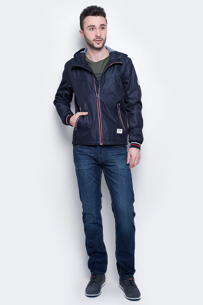 Куртка мужская Tom Tailor Denim, цвет: темно-синий. 3533230.00.12_6576. Размер L (50)3533230.00.12_6576 Куртка мужская Tom Tailor Denim, цвет: темно-синий. 3533230.00.12_6576. Размер L (50)3533230.00.12_6576Стильная мужская куртка Tom Tailor Denim выполнена из 100% полиэстера. Подкладка изготовлена из гладкого полиэстера, внутри капюшона - 100% хлопок. Модель с длинными рукавами и воротником-стойкой с капюшоном застегивается на застежку-молнию. Спереди расположены два прорезных кармана на молнии, внутри - потайной прорезной карман на кнопке. Манжеты рукавов снабжены эластичными резинками. Модель дополнена круглой нашивкой на рукаве.