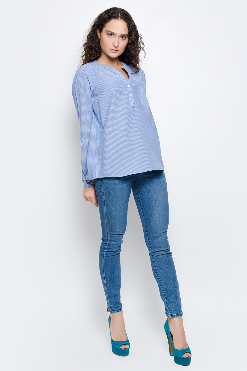 Рубашка женская Tom Tailor Denim, цвет: голубой. 2032927.09.71_6918. Размер XL (50)2032927.09.71_6918 Рубашка женская Tom Tailor Denim, цвет: голубой. 2032927.09.71_6918. Размер XL (50)2032927.09.71_6918Женская рубашка Tom Tailor Denim изготовлена из натурального хлопка. Модель с V-образным вырезом горловины сверху застегивается на пуговицы. Рукава дополнены манжетами на пуговицах и хлястиками для регулирования длины. Удлиненная спинка оформлена мелкими складками.