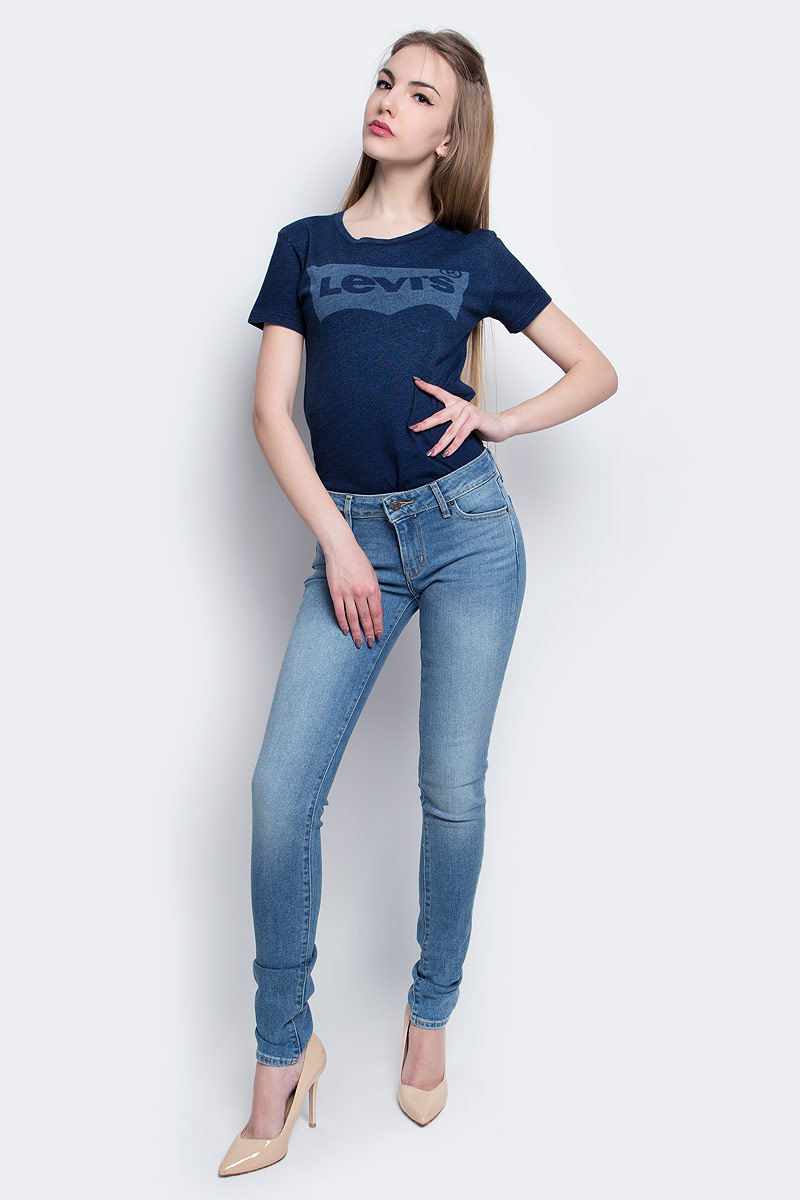 Джинсы женские Levis®, цвет: голубой. 1888101840. Размер 28-34 (44-34)1888101840 Джинсы женские Levis®, цвет: голубой. 1888101840. Размер 28-34 (44-34)1888101840Джинсы Levis выполнены из хлопка, эластомультиэстера и эластана. Модель скинни со стандартной посадкой имеет гульфик с молнией и пуговицей. Джинсы оформлены фирменными нашивками и прострочкой. Модель оснащена втачными карманами спереди и накладными карманами сзади. На поясе расположены шлевки для ремня.