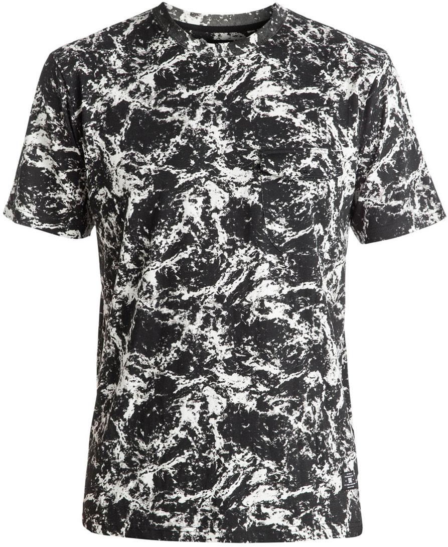 Футболка мужская DC Shoes, цвет: черный. EDYKT03325-KVJ4. Размер L (50/52)EDYKT03325-KVJ4 Футболка мужская DC Shoes, цвет: черный. EDYKT03325-KVJ4. Размер L (50/52)EDYKT03325-KVJ4Мужская футболка DC Shoes выполнена из 100% натурального хлопка. Модель отличается простым кроем, однако ее изюминка - в мягком приятном хлопке и красивой расцветке. Футболка имеет круглый вырез горловины и короткие рукава. На груди расположен накладной кармашек, закрывающийся клапаном на пуговицу, линия подола сзади слегка занижена, внизу имеются вентиляционные прорези с отделкой тесьмой с изнанки. Модель имеет сплошной рисунок.