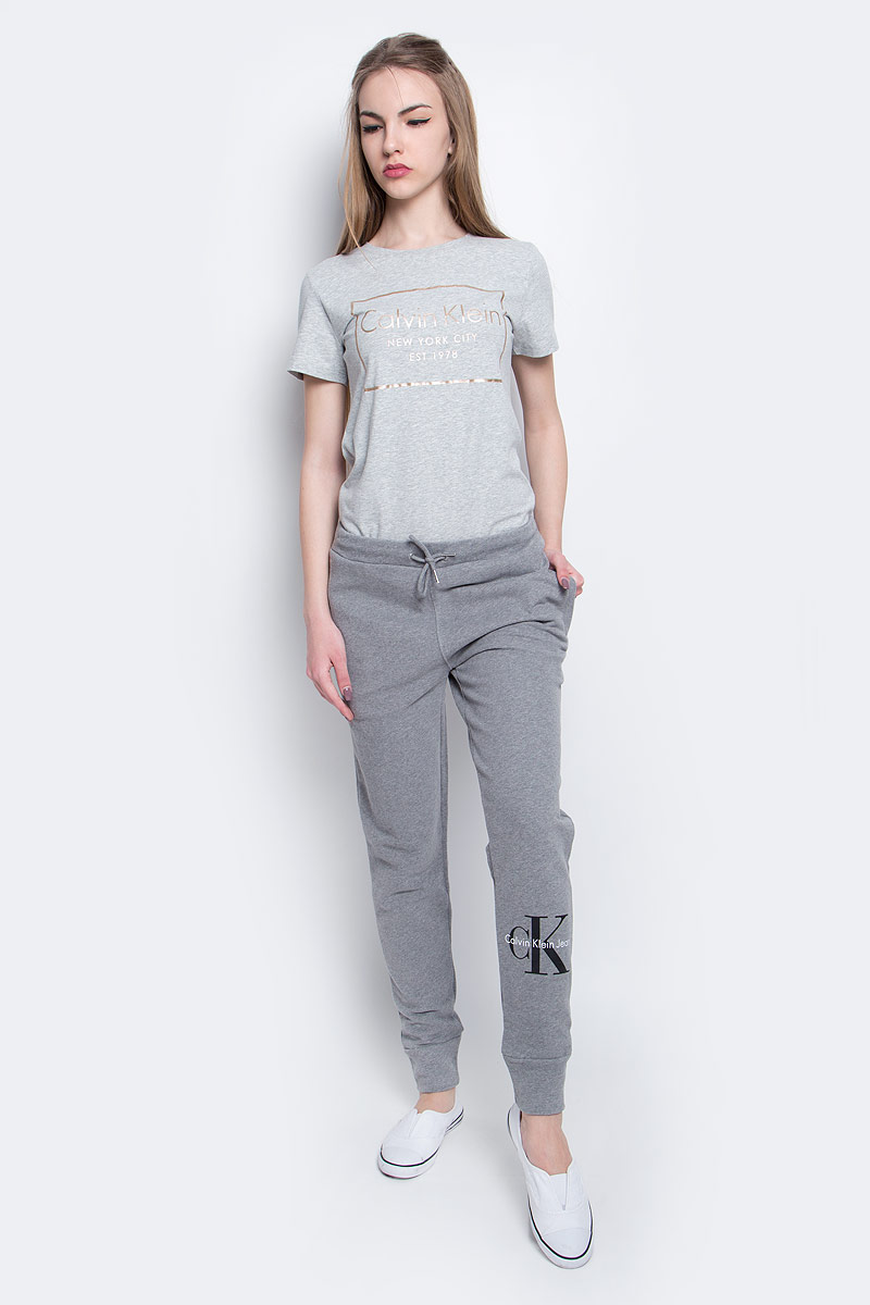 Брюки спортивные женские Calvin Klein Jeans, цвет: светло-серый. J20J204812_0380. Размер XL (54)J20J204812_0380 Брюки спортивные женские Calvin Klein Jeans, цвет: светло-серый. J20J204812_0380. Размер XL (54)J20J204812_0380Брюки спортивные Calvin Klein Jeans выполнены из натурального хлопка. Модель со стандартной посадкой оформлена принтом с изображением логотипа бренда. Утепленные спортивные брюки имеют эластичную резинку с завязками на поясе и втачные карманы на застежках-молниях.