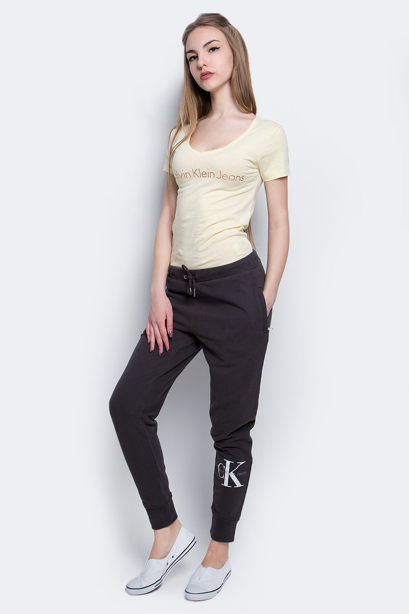 Брюки спортивные женские Calvin Klein Jeans, цвет: темно-коричневый. J20J204812_9650. Размер M (44/46)J20J204812_9650 Брюки спортивные женские Calvin Klein Jeans, цвет: темно-коричневый. J20J204812_9650. Размер M (44/46)J20J204812_9650Брюки спортивные Calvin Klein Jeans выполнены из натурального хлопка. Модель со стандартной посадкой оформлена принтом с изображением логотипа бренда. Утепленные спортивные брюки имеют эластичную резинку с завязками на поясе и втачные карманы на застежках-молниях.