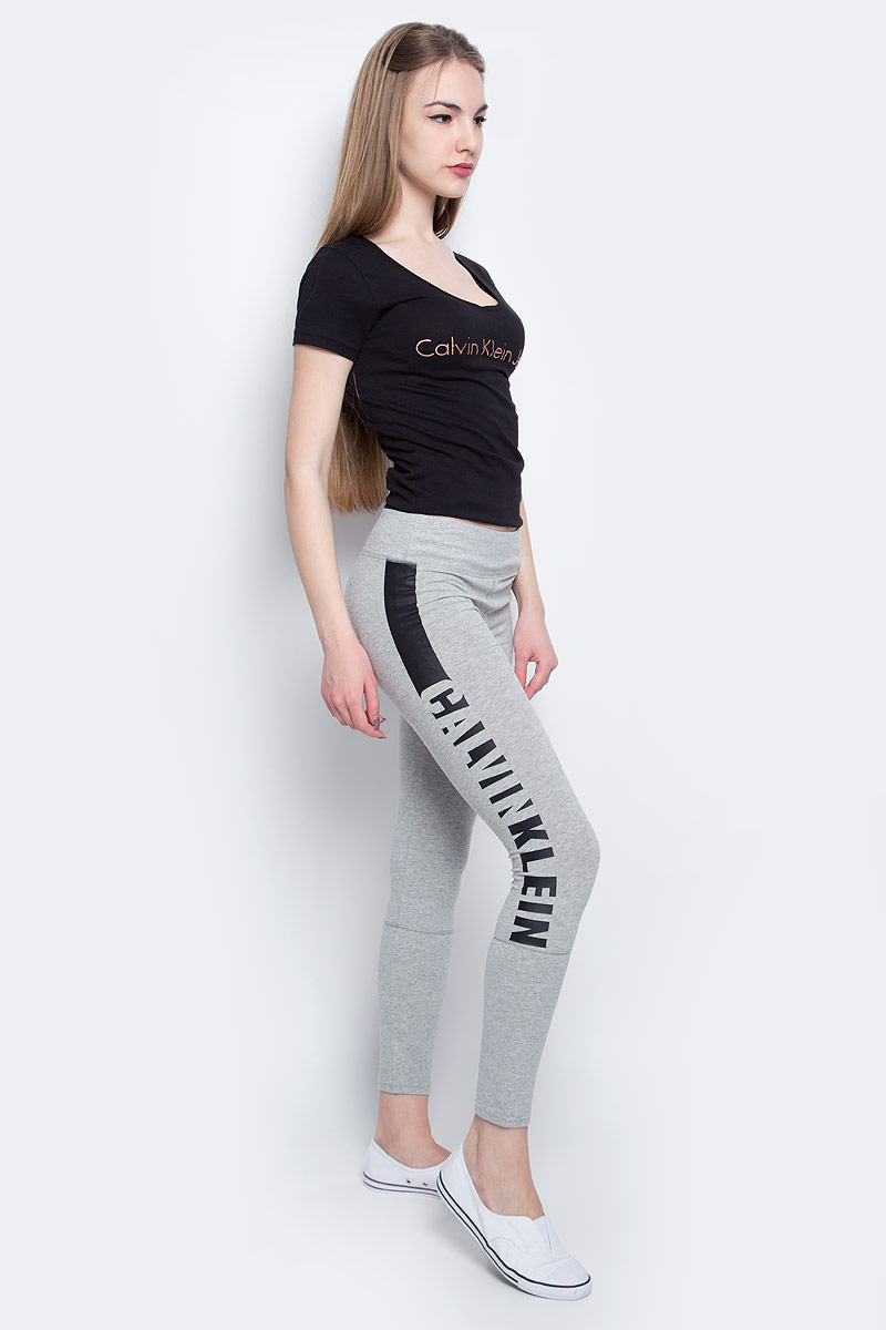 Леггинсы женские Calvin Klein Underwear, цвет: светло-серый, черный. QS5548E_020. Размер M (44/46)QS5548E_020 Леггинсы женские Calvin Klein Underwear, цвет: светло-серый, черный. QS5548E_020. Размер M (44/46)QS5548E_020Леггинсы Calvin Klein Underwear выполнены из хлопка с добавлением эластана, который обладает свойством эластичности. Модель оформлена принтом с названием бренда. Обтягивающие леггинсы дополнены эластичной резинкой на талии.