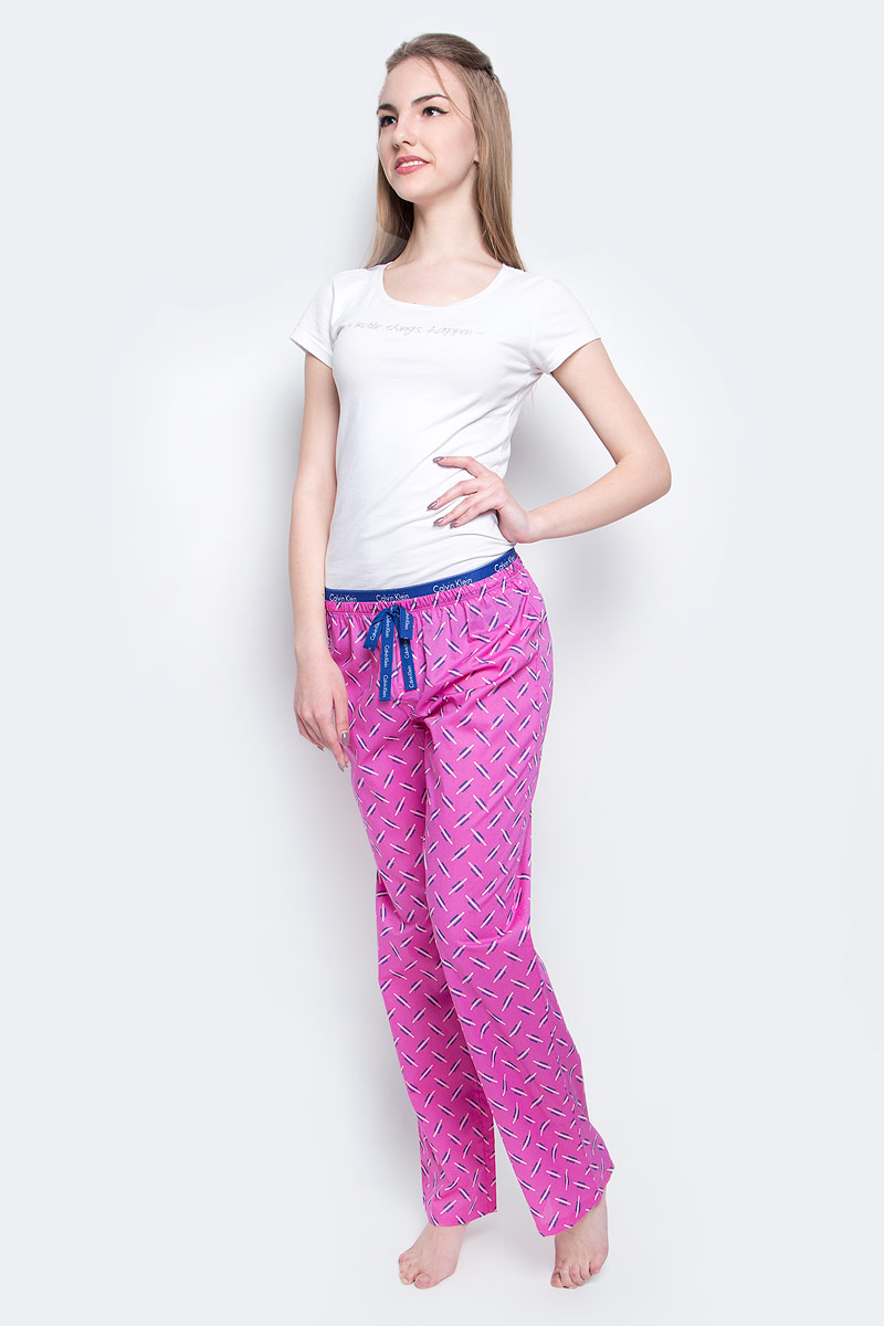 Брюки пижамные женские Calvin Klein Underwear, цвет: розовый, синий. QS1682E_IN1. Размер M (44/46)QS1682E_IN1 Брюки пижамные женские Calvin Klein Underwear, цвет: розовый, синий. QS1682E_IN1. Размер M (44/46)QS1682E_IN1Пижамные брюки Calvin Klein Underwear, выполнены из натурального хлопка, оформлены оригинальным принтом и декоративными завязками. Модель свободного кроя оснащена эластичной резинкой на поясе, оформленной надписями с названием бренда.