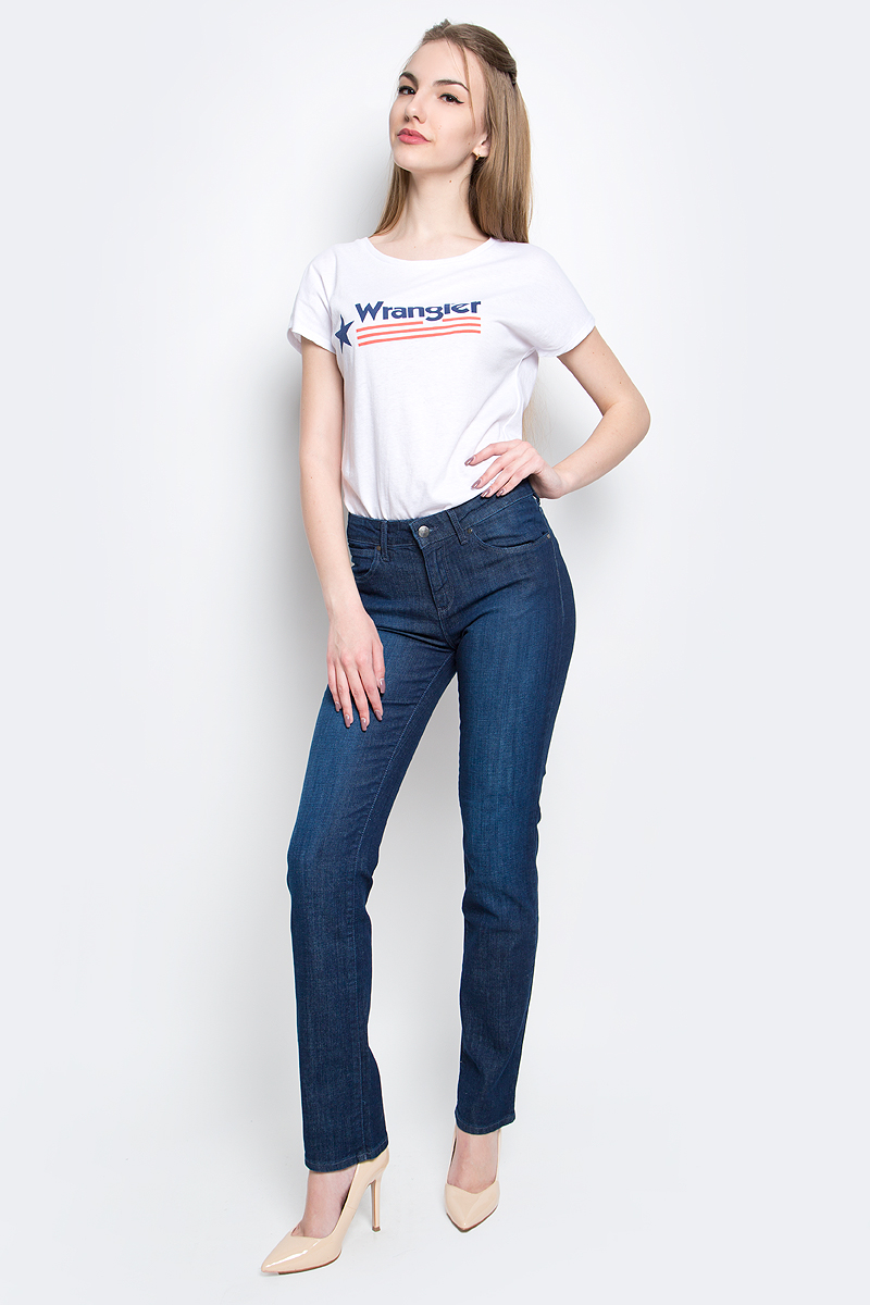 Джинсы женские Wrangler, цвет: темно-синий. W28T9186N. Размер 29-32 (44/46-32)W28T9186N Джинсы женские Wrangler, цвет: темно-синий. W28T9186N. Размер 29-32 (44/46-32)W28T9186NЖенские джинсы Wrangler выполнены из высококачественного эластичного хлопка с добавлением полиэстера. Прямые джинсы стандартной посадки застегиваются на пуговицу в поясе и ширинку на застежке-молнии, дополнены шлевками для ремня. Джинсы имеют классический пятикарманный крой: спереди модель дополнена двумя втачными карманами и одним маленьким накладным кармашком, а сзади - двумя накладными карманами. Джинсы украшены декоративными потертостями.