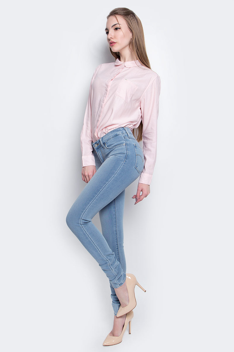 Джинсы женские Levis® 711, цвет: голубой. 1888101580. Размер 27-34 (42/44-34)1888101580 Джинсы женские Levis® 711, цвет: голубой. 1888101580. Размер 27-34 (42/44-34)1888101580Женские джинсы Levis® 711 выполнены из высококачественного эластичного хлопка с добавлением полиэстера и вискозы. Джинсы-скинни стандартной посадки застегиваются на пуговицу в поясе и ширинку на застежке-молнии, дополнены шлевками для ремня. Джинсы имеют классический пятикарманный крой: спереди модель дополнена двумя втачными карманами и одним маленьким накладным кармашком, а сзади - двумя накладными карманами. Модель украшена декоративными потертостями и перманентными складками.