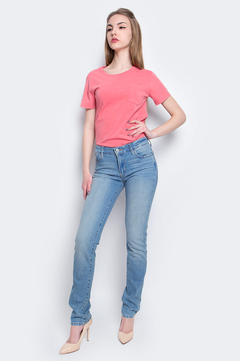 Джинсы женские Levis® 712, цвет: голубой. 1888400760. Размер 25-32 (40/42-32)1888400760 Джинсы женские Levis® 712, цвет: голубой. 1888400760. Размер 25-32 (40/42-32)1888400760Женские джинсы Levis® 712 выполнены из высококачественного эластичного хлопка. Зауженные джинсы-слим стандартной посадки застегиваются на пуговицу в поясе и ширинку на застежке-молнии, дополнены шлевками для ремня. Джинсы имеют классический пятикарманный крой: спереди модель дополнена двумя втачными карманами и одним маленьким накладным кармашком, а сзади - двумя накладными карманами. Модель украшена декоративными потертостями.
