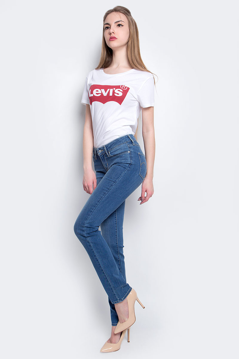 Джинсы женские Levis® 712, цвет: синий. 1888400040. Размер 28-34 (44-34)1888400040 Джинсы женские Levis® 712, цвет: синий. 1888400040. Размер 28-34 (44-34)1888400040Женские джинсы Levis® 712 выполнены из высококачественного эластичного хлопка с добавлением полиэстера. Джинсы-слим стандартной посадки застегиваются на пуговицу в поясе и ширинку на застежке-молнии, дополнены шлевками для ремня. Джинсы имеют классический пятикарманный крой: спереди модель дополнена двумя втачными карманами и одним маленьким накладным кармашком, а сзади - двумя накладными карманами. Модель украшена декоративными потертостями.