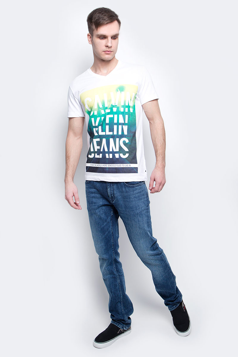 Футболка мужская Calvin Klein Jeans, цвет: белый. J30J304576_1120. Размер M (46/48)J30J304576_1120 Футболка мужская Calvin Klein Jeans, цвет: белый. J30J304576_1120. Размер M (46/48)J30J304576_1120Мужская футболка Calvin Klein Jeans изготовлена из натурального хлопка. Модель с V-образной горловиной и короткими рукавами. Спереди футболка декорирована оригинальным принтом.