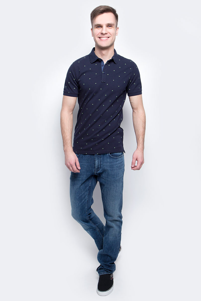 Поло мужское Calvin Klein Jeans, цвет: темно-синий. J30J305103_4020. Размер M (48)J30J305103_4020 Поло мужское Calvin Klein Jeans, цвет: темно-синий. J30J305103_4020. Размер M (48)J30J305103_4020Мужское поло Calvin Klein Jeans изготовлено из хлопка с добавлением эластана. Классическая модель с короткими рукавами и отложным воротником застегивается спереди на три пуговицы. По бокам поло дополнено небольшими разрезами, спинка слегка удлинена.