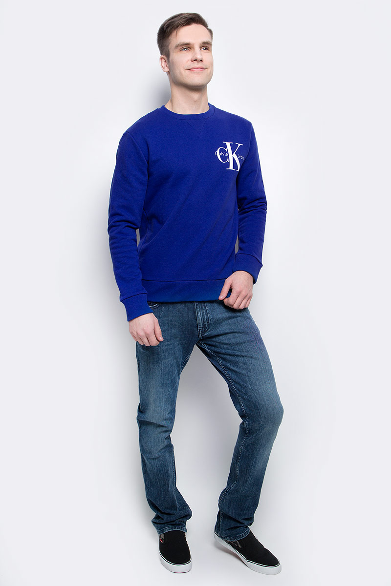 Толстовка мужская Calvin Klein Jeans, цвет: синий. J30J304675_4410. Размер L (50/52)J30J304675_4410 Толстовка мужская Calvin Klein Jeans, цвет: синий. J30J304675_4410. Размер L (50/52)J30J304675_4410Толстовка мужская Calvin Klein Jeans выполнена из натурального хлопка с добавлением эластана. Модель с круглым вырезом и длинными рукавами декорирована принтом с названием бренда. Низ, горловина и рукава изделия дополнены трикотажной резинкой.