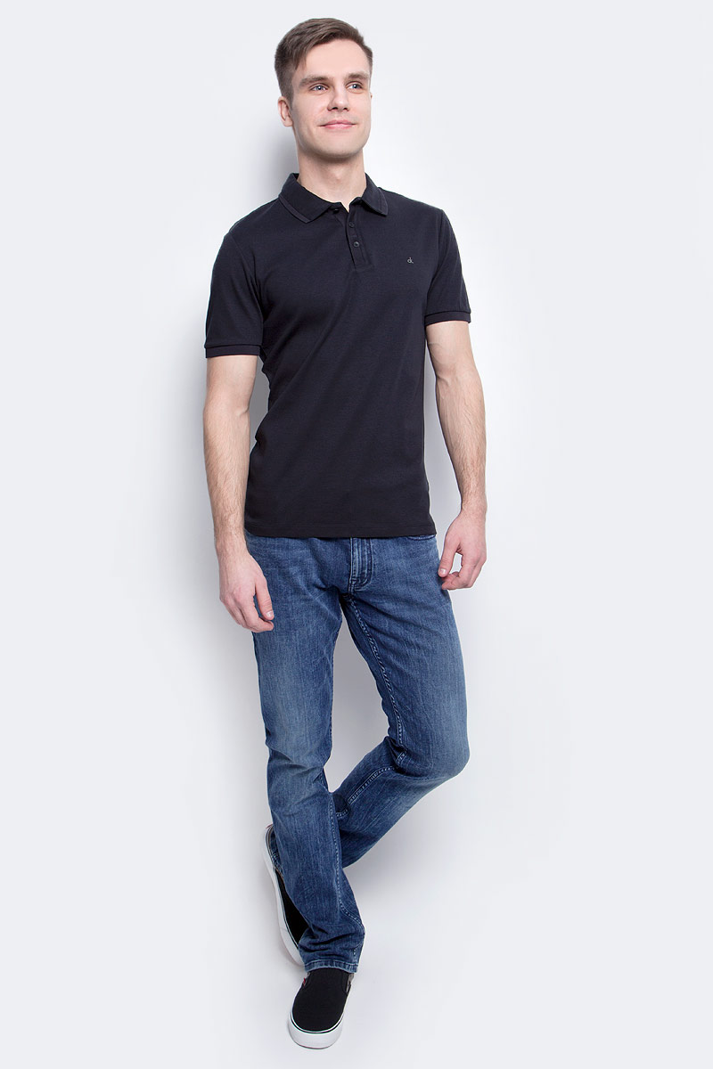 Джинсы мужские Calvin Klein Jeans, цвет: синий. J30J304296_9114. Размер 33-34 (48/50-34)J30J304296_9114 Джинсы мужские Calvin Klein Jeans, цвет: синий. J30J304296_9114. Размер 33-34 (48/50-34)J30J304296_9114Мужские джинсы Calvin Klein Jeans изготовлены из натурального хлопка с добавлением эластана. Джинсы средней посадки застегиваются на пуговицу в поясе и ширинку на застежке-молнии. На поясе имеются шлевки для ремня. Спереди модель дополнена двумя втачными карманами и одним небольшим накладным кармашком, а сзади - двумя накладными карманами. Модель оформлена эффектом легкой потертости.