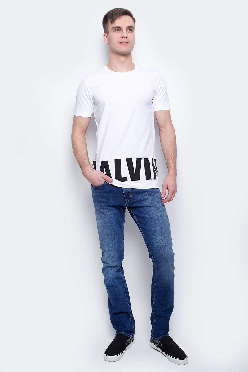 Футболка мужская Calvin Klein Jeans, цвет: белый. J30J304582_1120. Размер M (48)J30J304582_1120 Футболка мужская Calvin Klein Jeans, цвет: белый. J30J304582_1120. Размер M (48)J30J304582_1120Мужская футболка Calvin Klein Jeans изготовлена из хлопка с добавлением эластана. Модель с круглой горловиной и короткими рукавами. По низу футболка декорирована надписью с названием бренда.