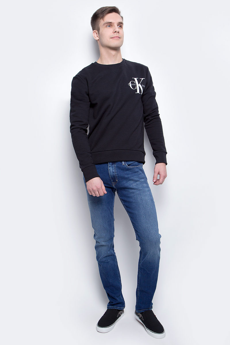 Джинсы мужские Calvin Klein Jeans, цвет: синий. J30J301409_9123. Размер 30 (46)J30J301409_9123 Джинсы мужские Calvin Klein Jeans, цвет: синий. J30J301409_9123. Размер 30 (46)J30J301409_9123Мужские джинсы Calvin Klein Jeans изготовлены из хлопка с добавлением полиэстера и эластана. Джинсы средней посадки застегиваются на пуговицу в поясе и ширинку на застежке-молнии. На поясе имеются шлевки для ремня. Спереди модель дополнена двумя втачными карманами и одним небольшим накладным кармашком, а сзади - двумя накладными карманами. Модель оформлена эффектом легкой потертости.